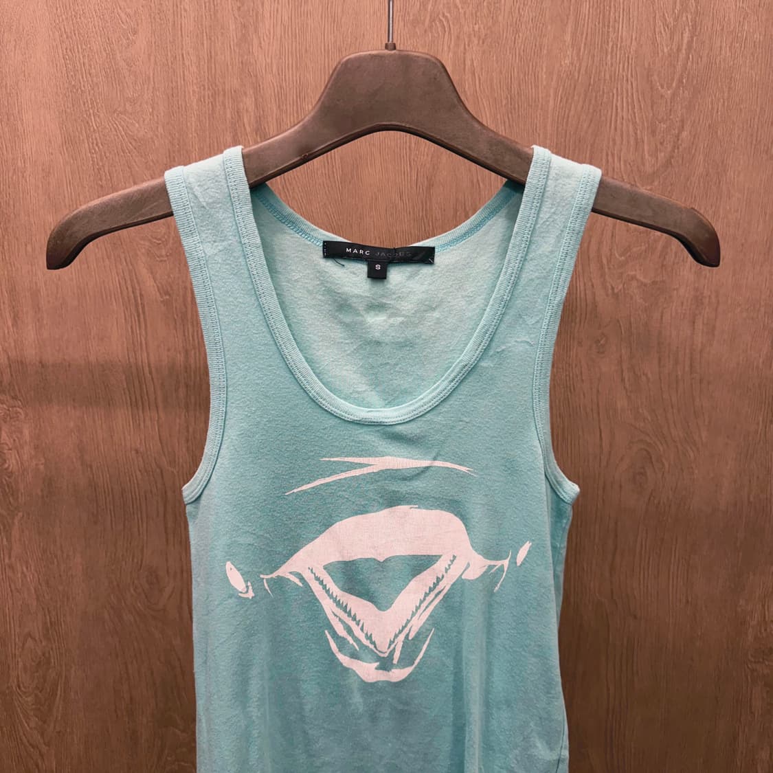 마크 제이콥스 라운드넥 슬리브리스 티셔츠 그래픽 프린팅 디테일 민트 상품이미지4