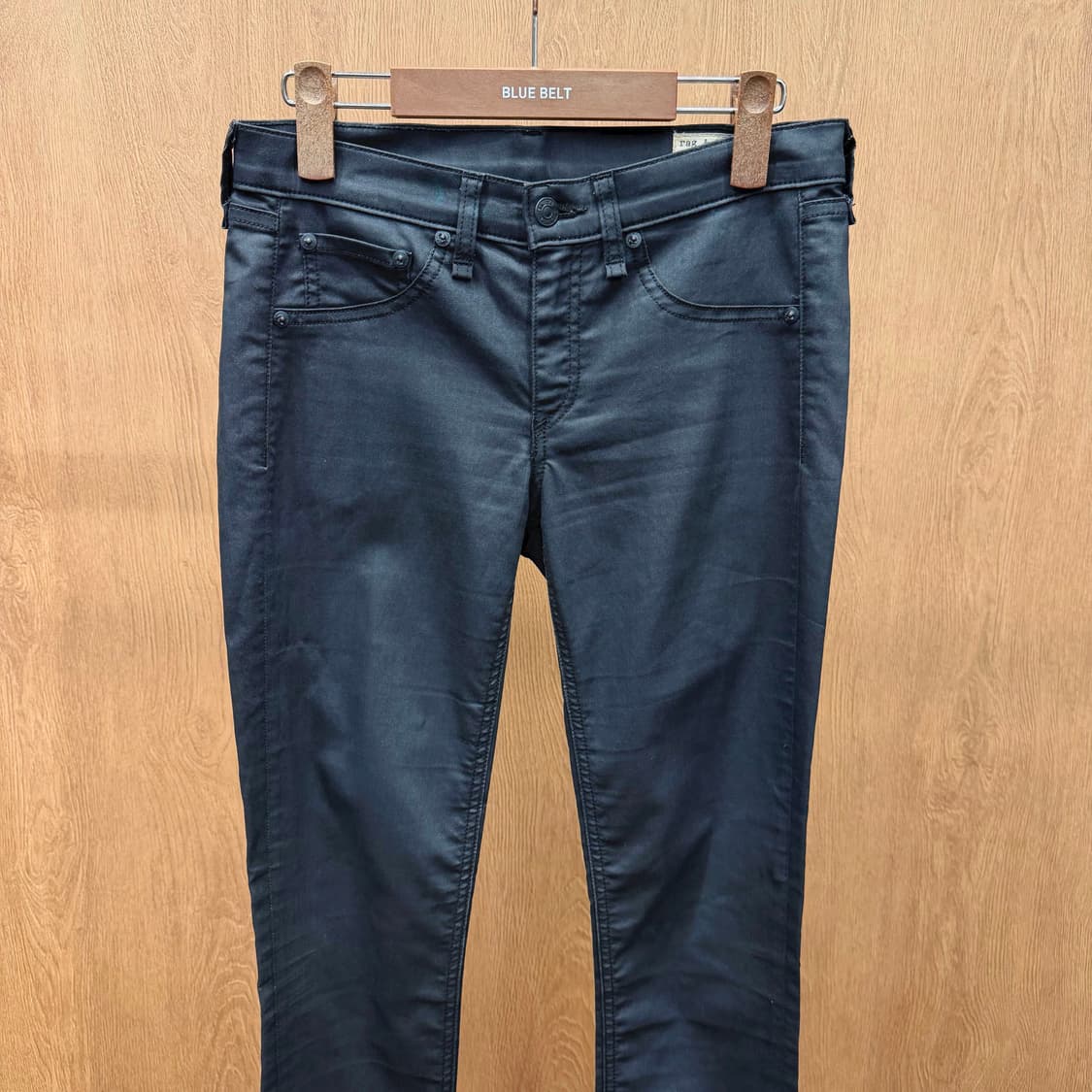 랙앤본 코팅 스키니 팬츠 백 포켓 시그니처 미니 자수 로고 디테일 블랙 상품이미지4