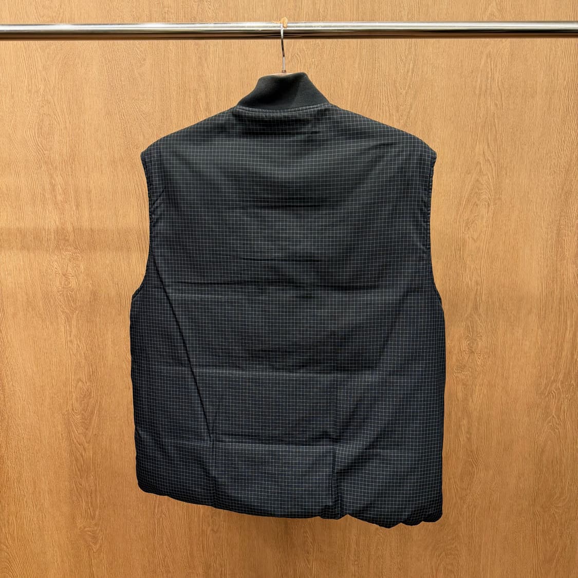 입생로랑 리버시블 패딩 베스트 솔리드 블랙 체크 패턴 로고 디테일 블랙 상품이미지3