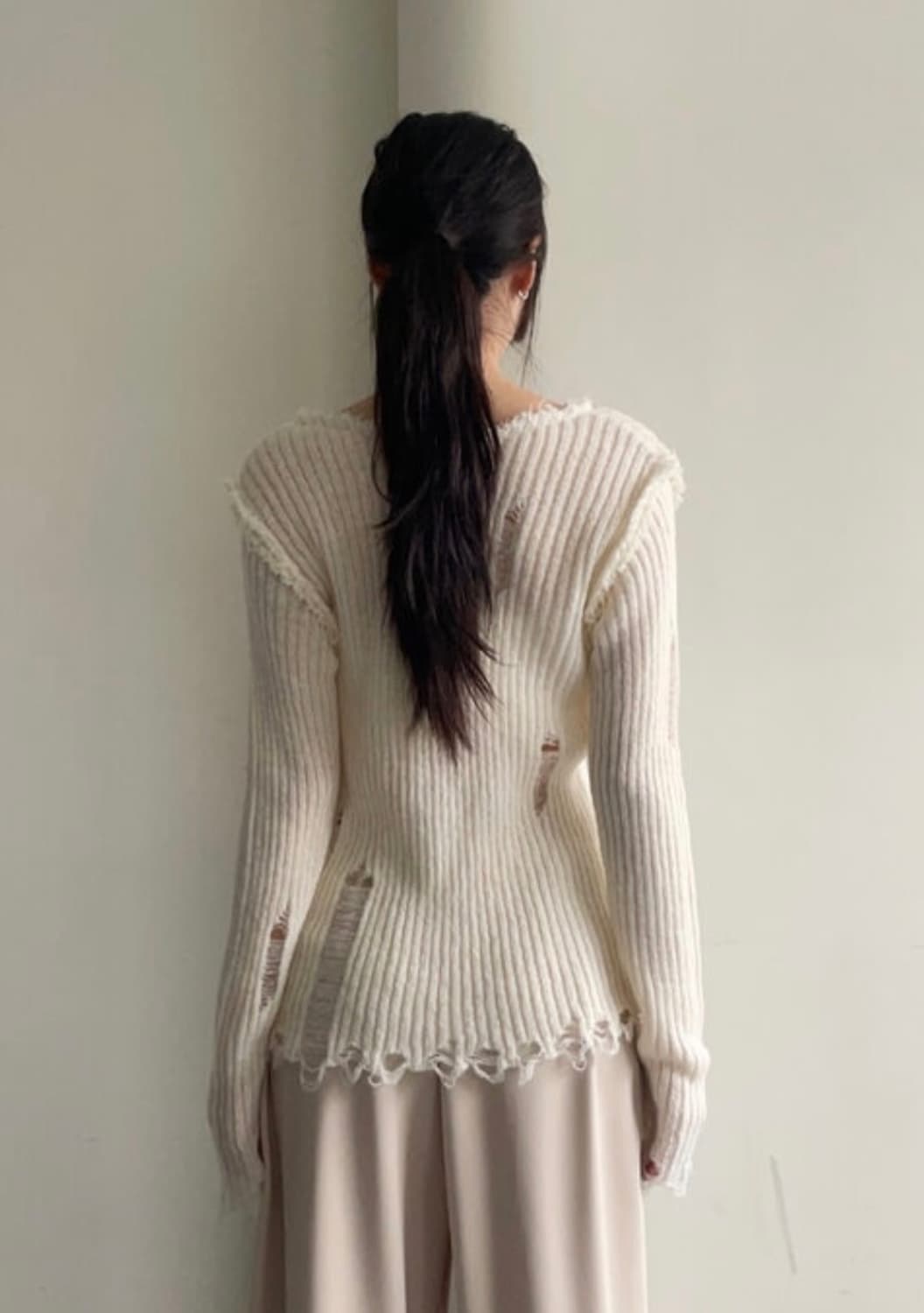 아델리오 데미지 브이넥 니트 아이보리 상품이미지4