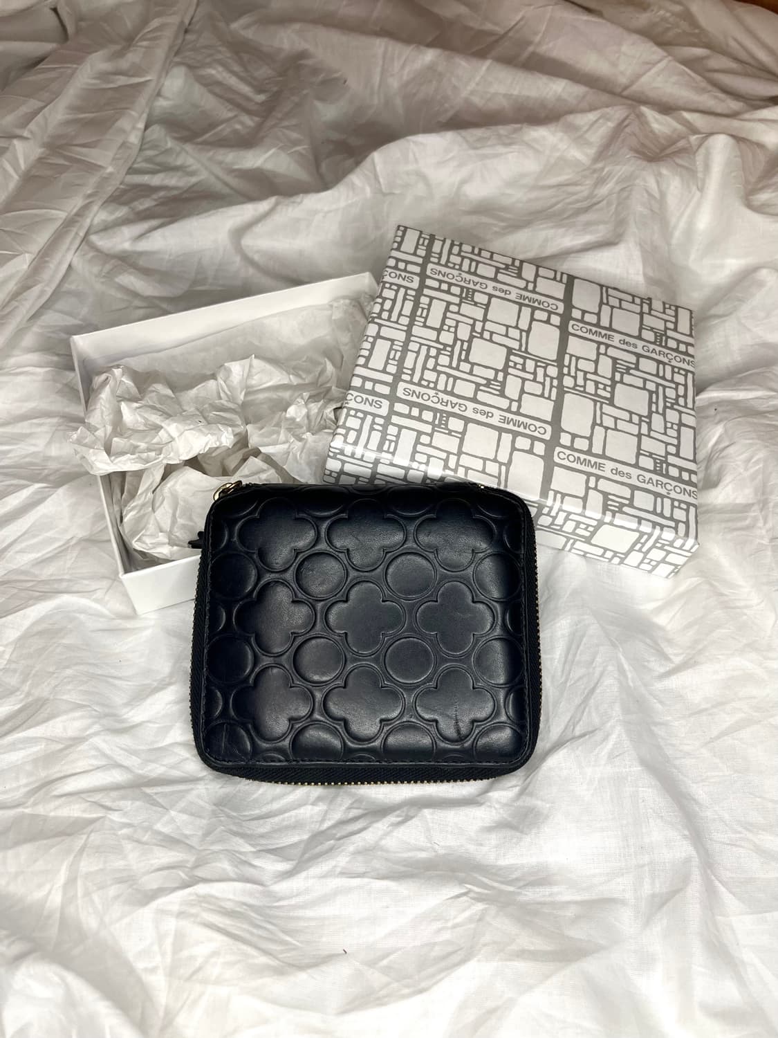 꼼데가르송 엠보싱 패턴 집 어라운드 레더 지갑 상품이미지2