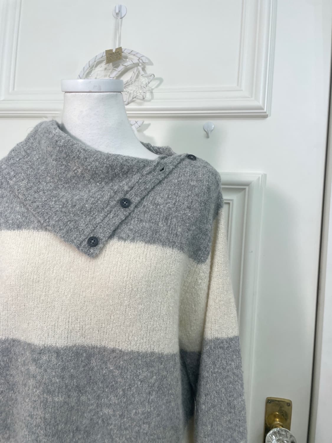 gray ivory big stripe side-neck sweater 상품이미지6