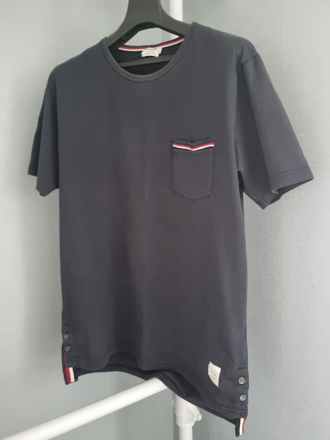 톰브라운 삼선 포켓 반팔 네이비 상품이미지1