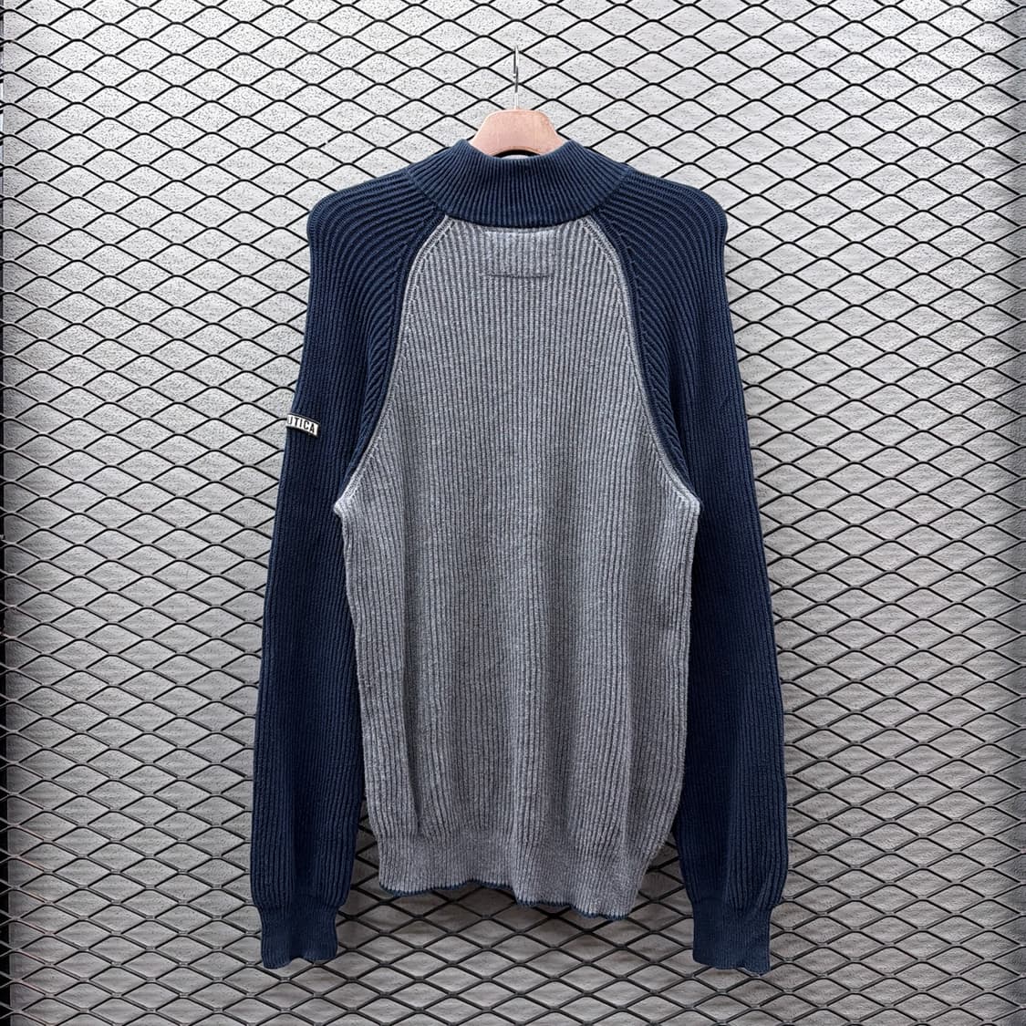 노티카 레글런 골지 반집업니트 배색 암패치 디테일 네이비 상품이미지3