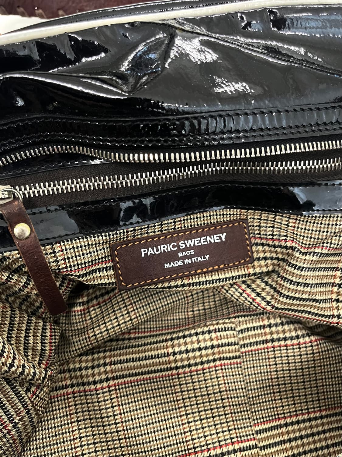 PAURIC SWEENEY 포릭 스위니 페이던트 레더 숄더백 상품이미지7