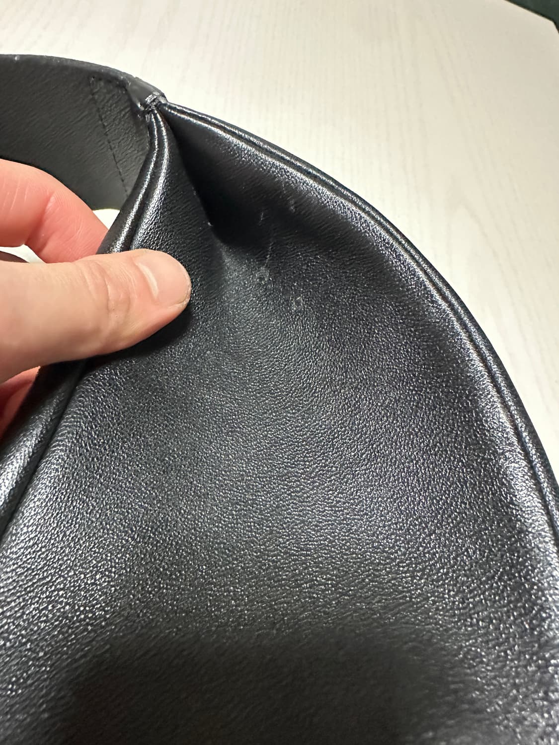 코스 레더 바디 숄더백 상품이미지3