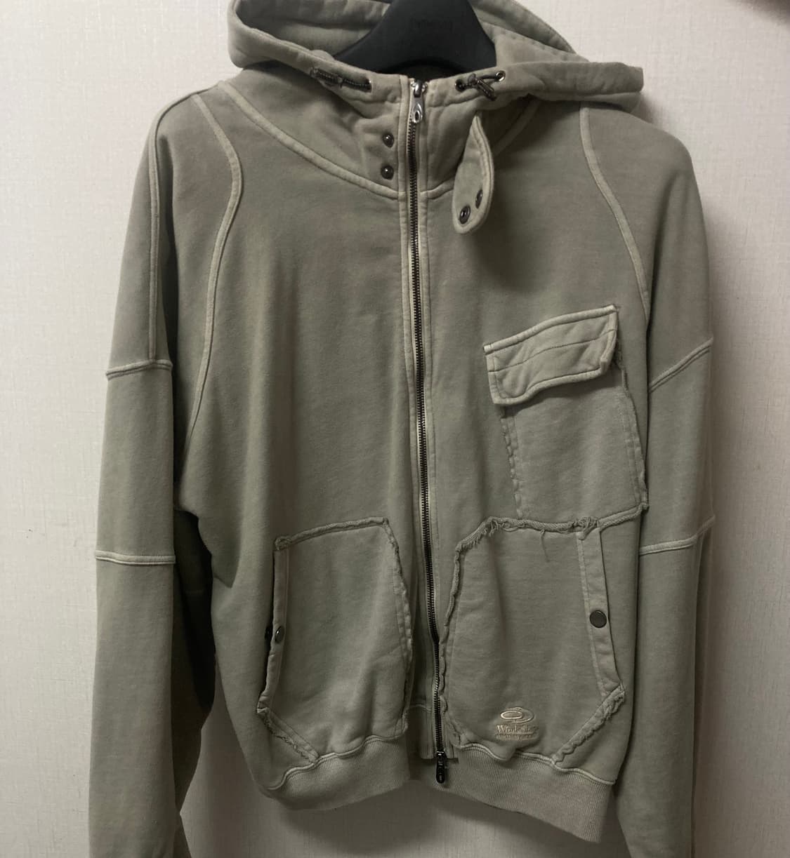 트래블) 쓰리 포켓 하이넥 피그먼트 후드 집업 자켓 스카이 그레이 상품이미지1