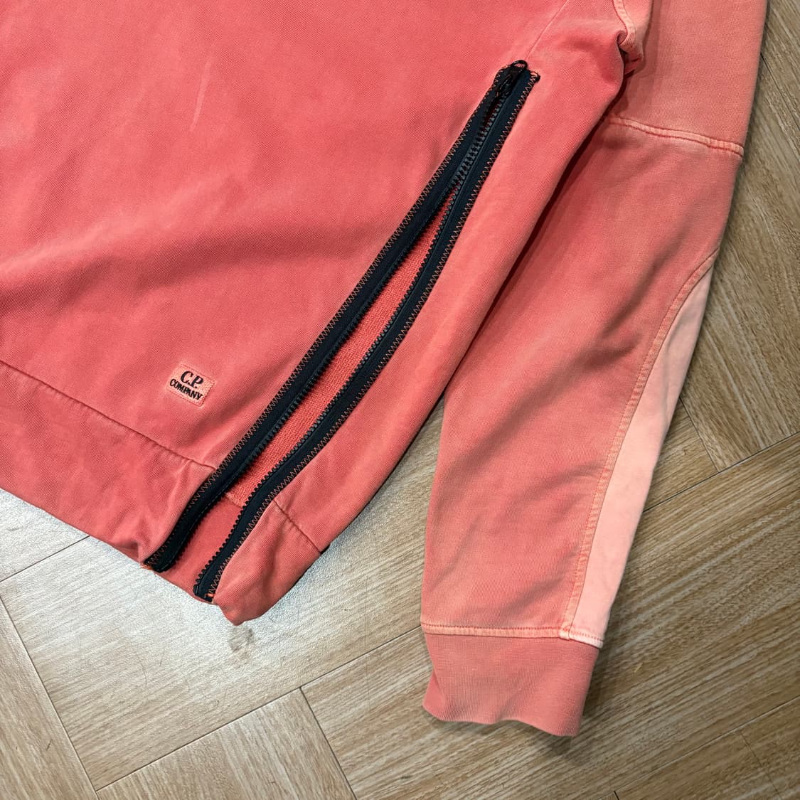 씨피컴퍼니 빈티지 워싱 로고 패치 지퍼 스웻셔츠 상품이미지4