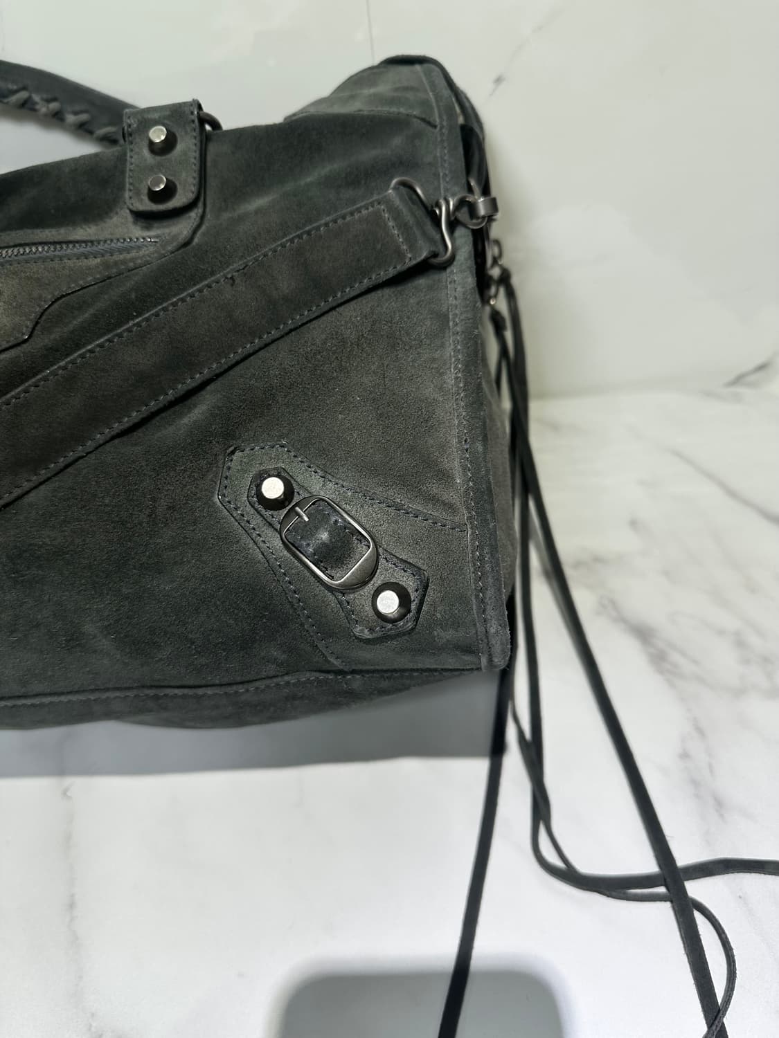 [A 정품] 발렌시아가 시티 모터백 미디움 스웨이드 그레이 상품이미지4