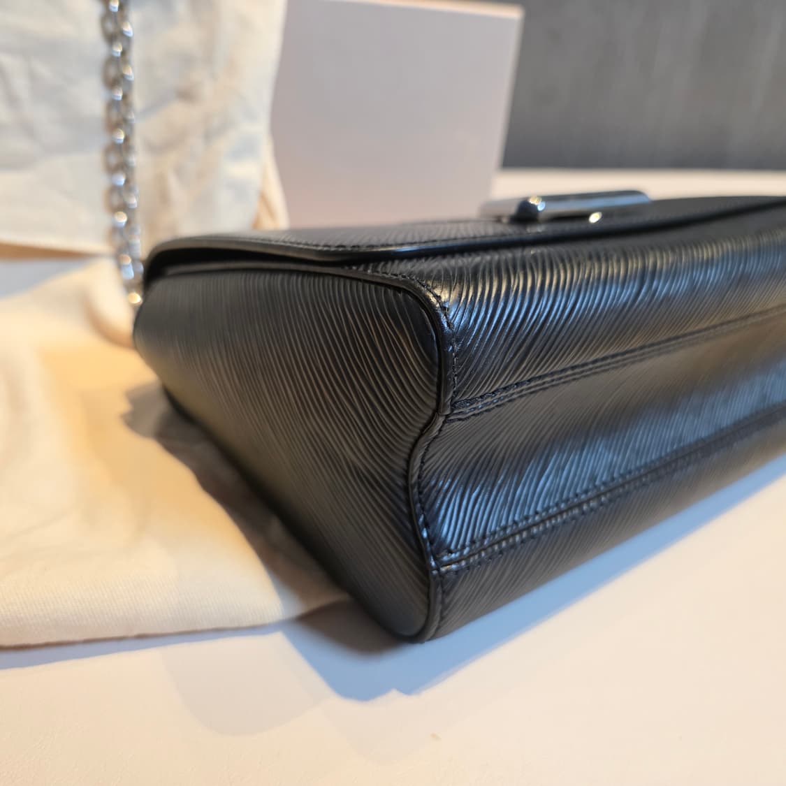 루이비통 트위스트 MM 블랙 에피 가죽 은장 상품이미지6