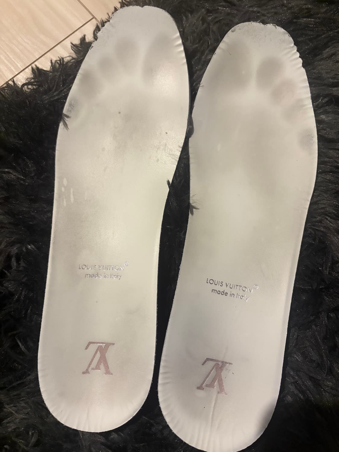 루이비통 런 어웨이 스니커즈 화이트 상품이미지5