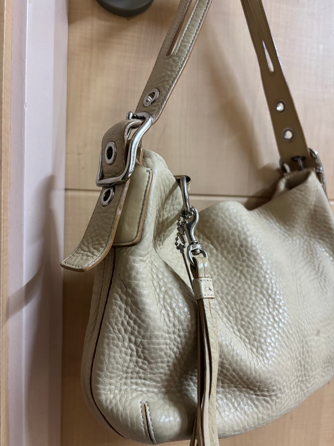 코치 크림 레더 숄더백 상품이미지5