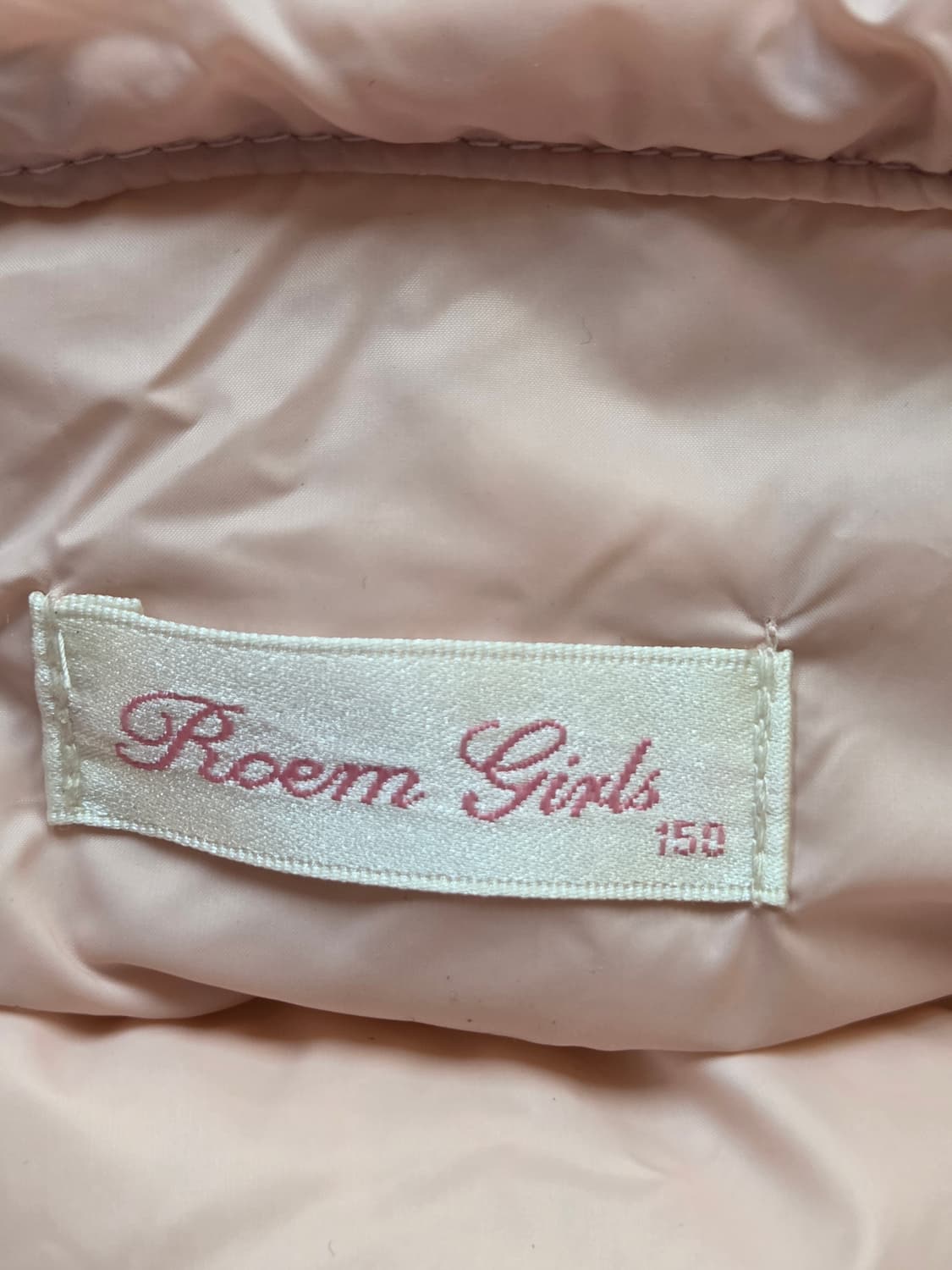 로엠걸즈 핑크색 경량 패딩 150사이즈입니다. 겉감은 폴리에스터 재질입니 상품이미지3