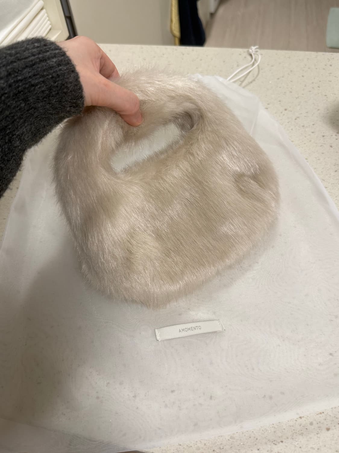 아모멘토 미니 퍼 토트백 아이보리 상품이미지1