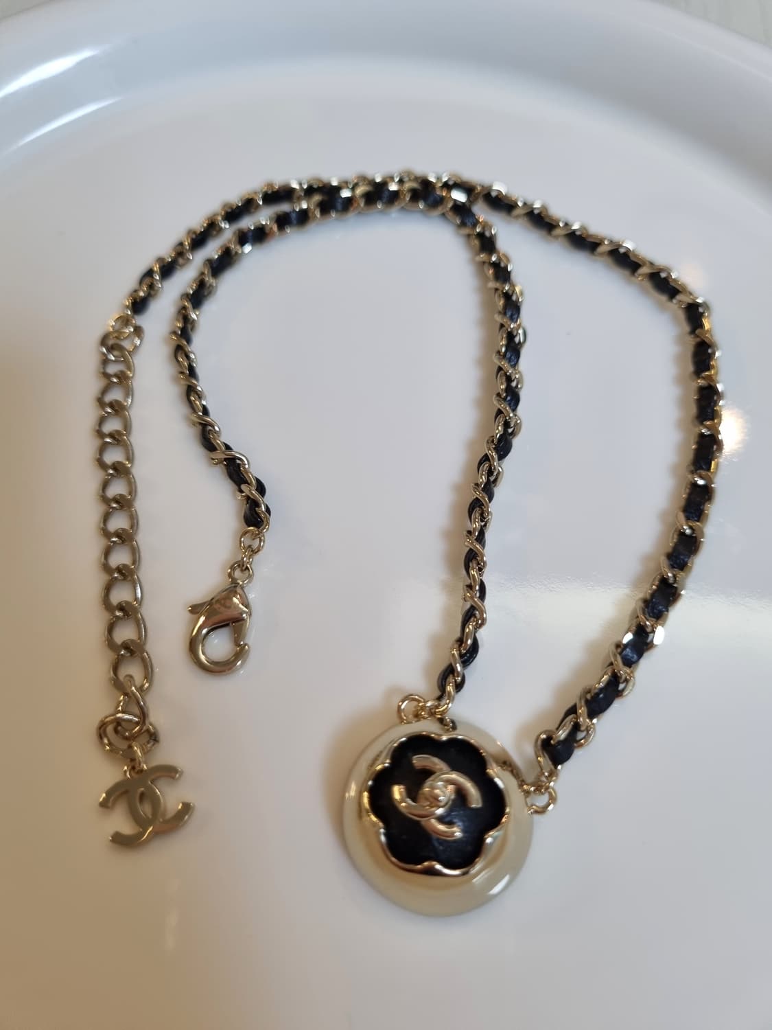 샤넬 업사이클링 가죽체인 까멜리아 턴락 목걸이 상품이미지5