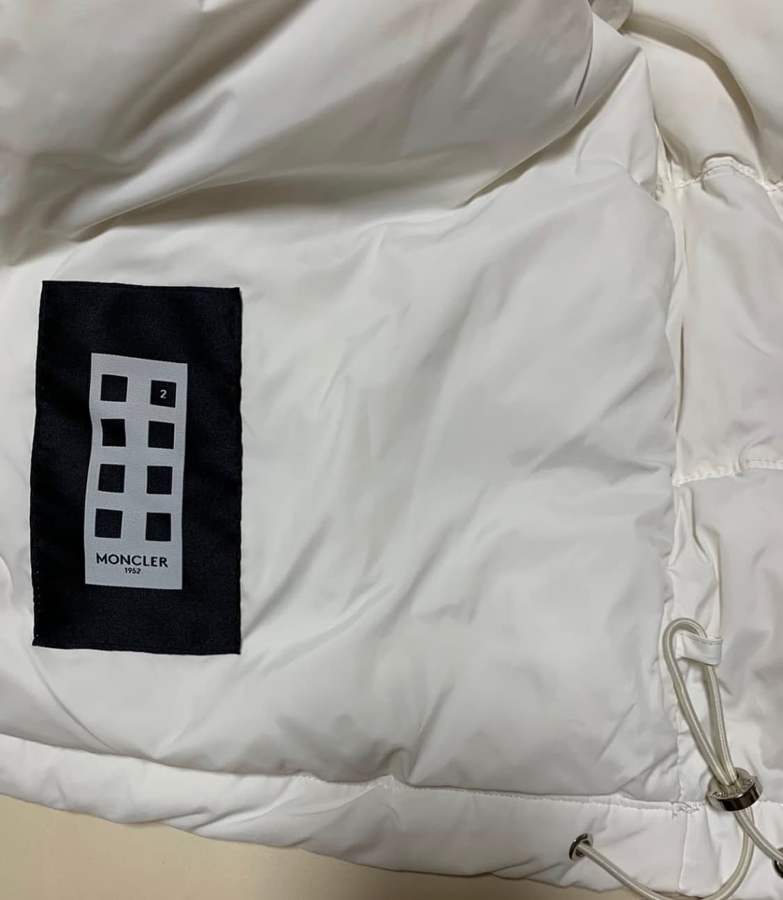 몽클레어 테크니컬 나일론 소재 다운 패딩 상품이미지4