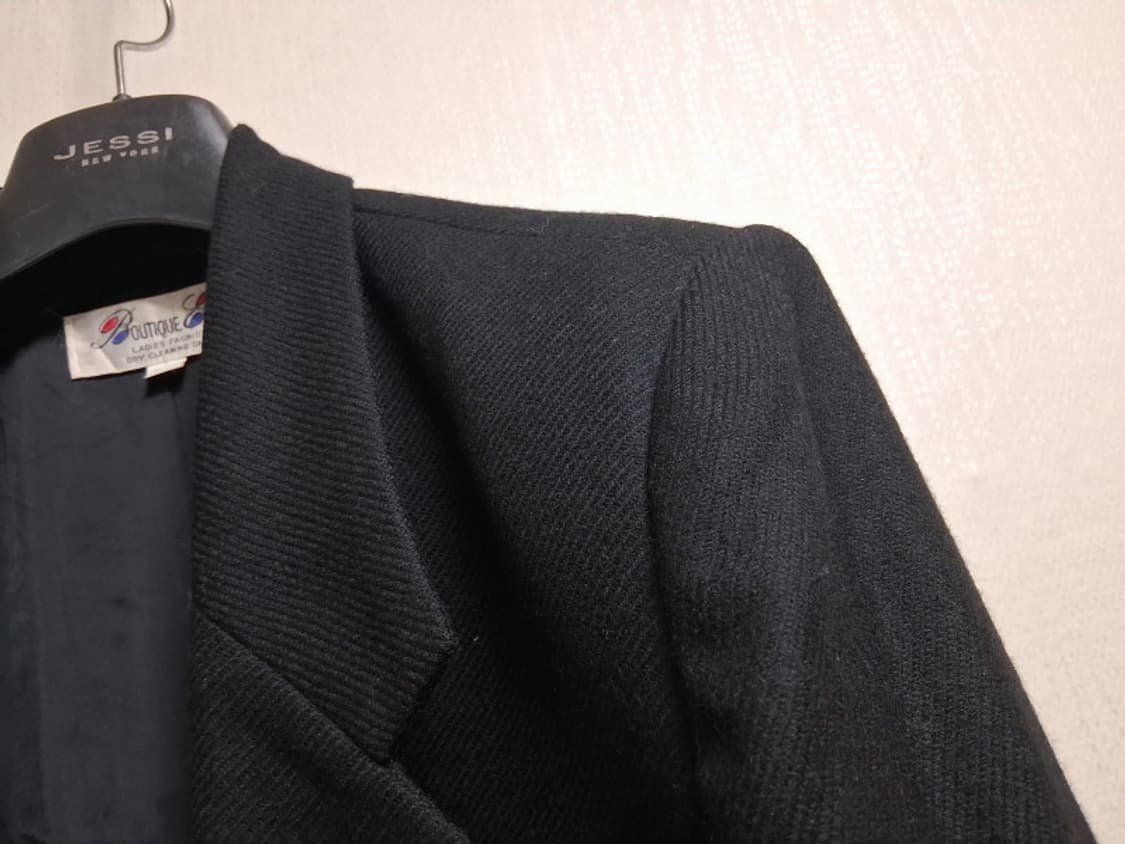 부티크 에코 가오리핏 숏자켓 77사이즈입니다. 검정색상에 순모 울 모직  상품이미지6