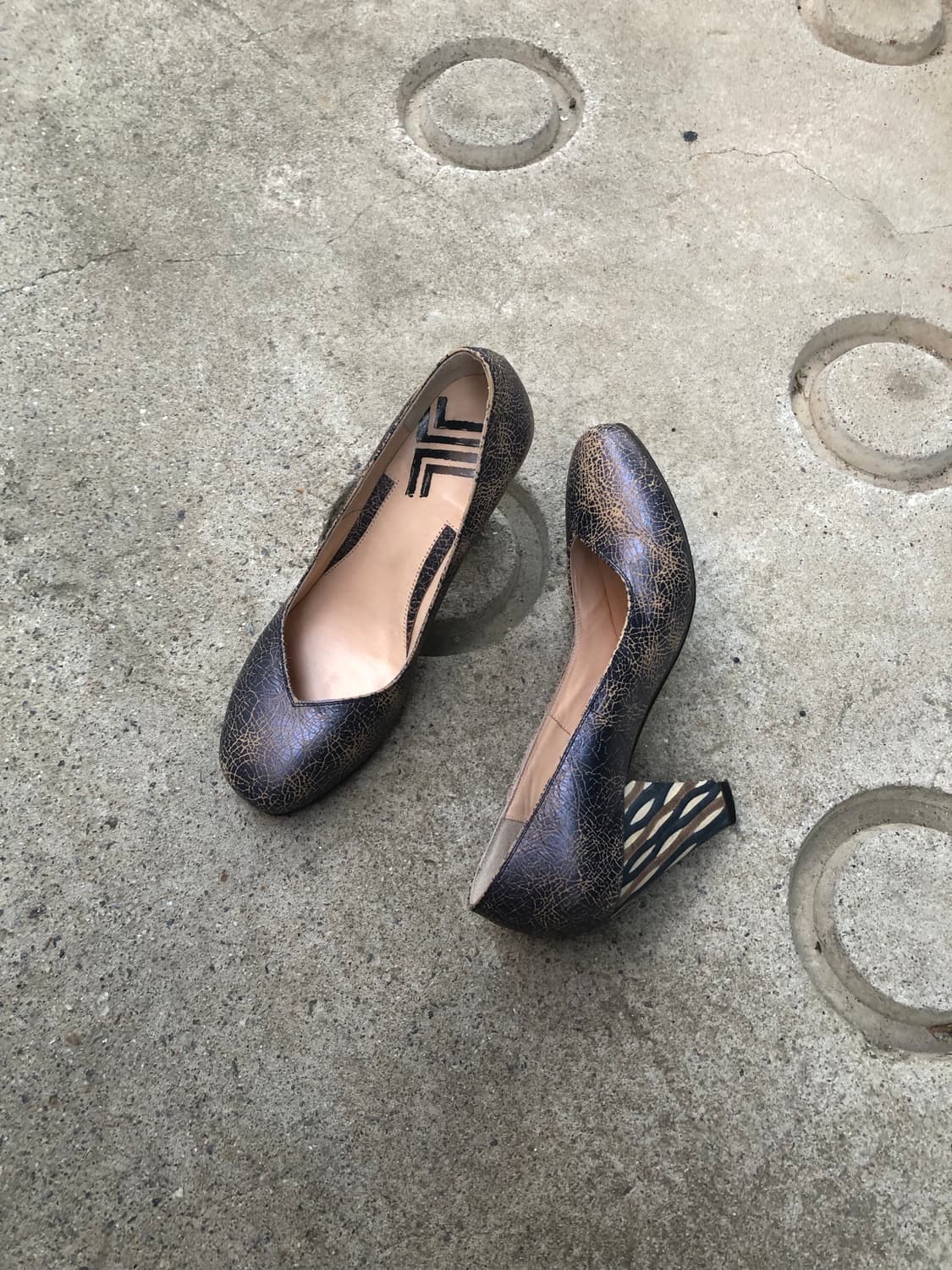Lanvin crackle leather round heel pumps 상품이미지5