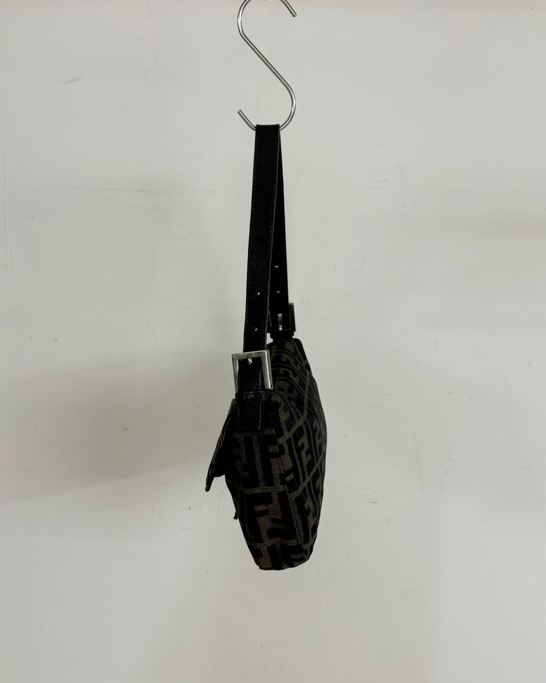 펜디 브라운 주카 패턴 바게트 숄더백 상품이미지5