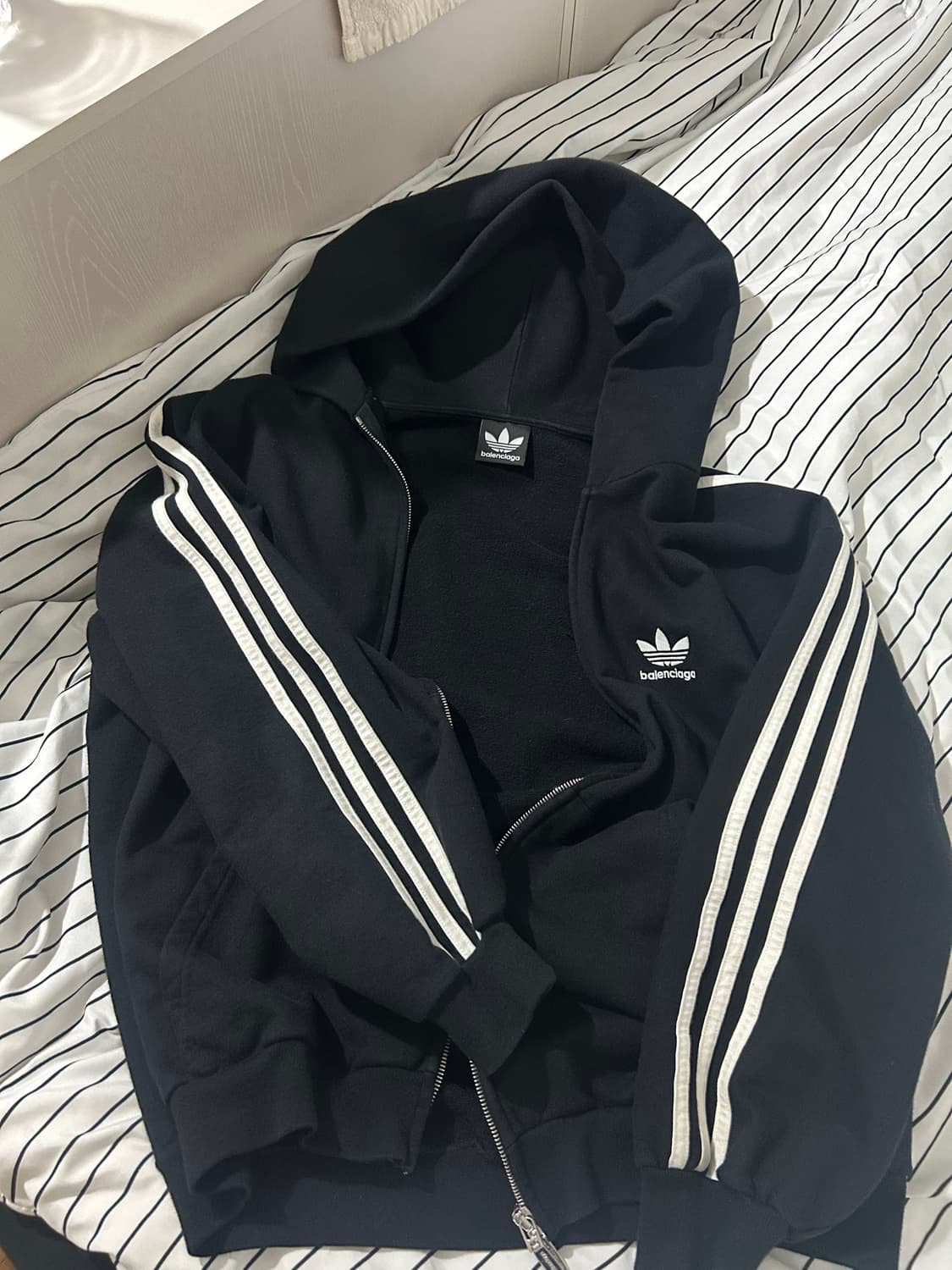발렌시아가 X 아디다스 후드집업 상품이미지2
