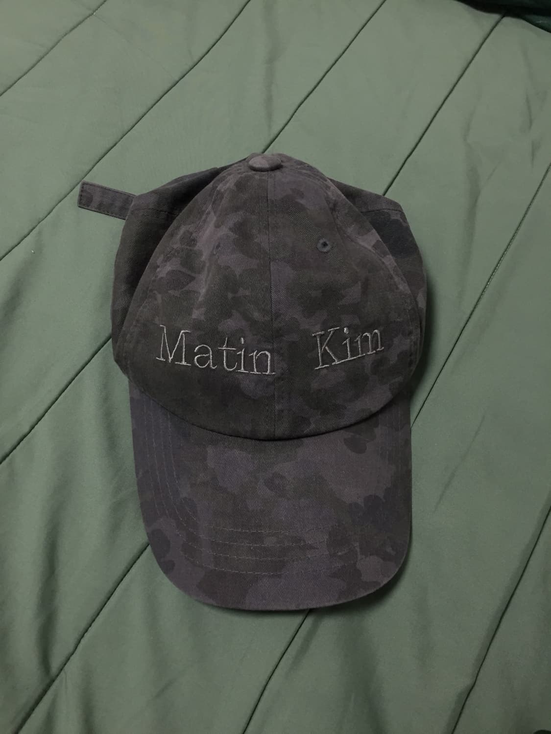 마뗑킴 카모플라쥬 패턴 모자 차콜 (현재판매중단) 상품이미지1