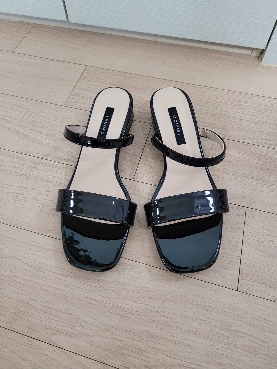 스트랩 샌들 240 에나멜 블랙 상품이미지2