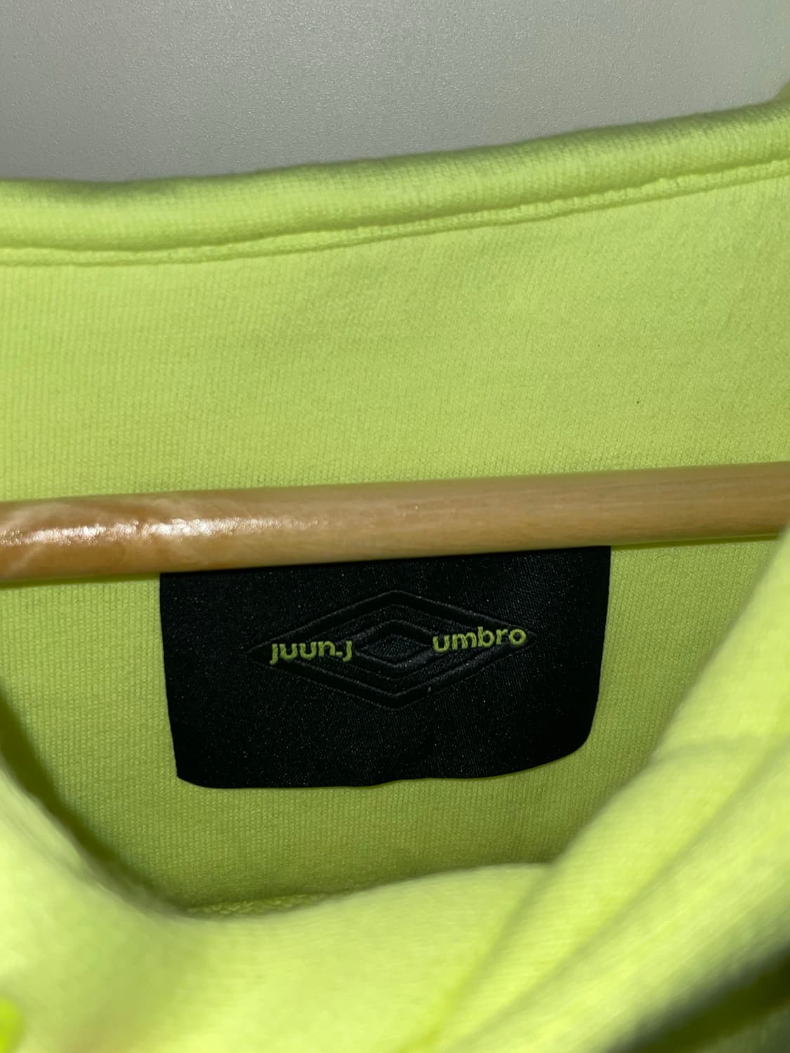 엄브로 X Juun.J 형광 후드티 상품이미지7