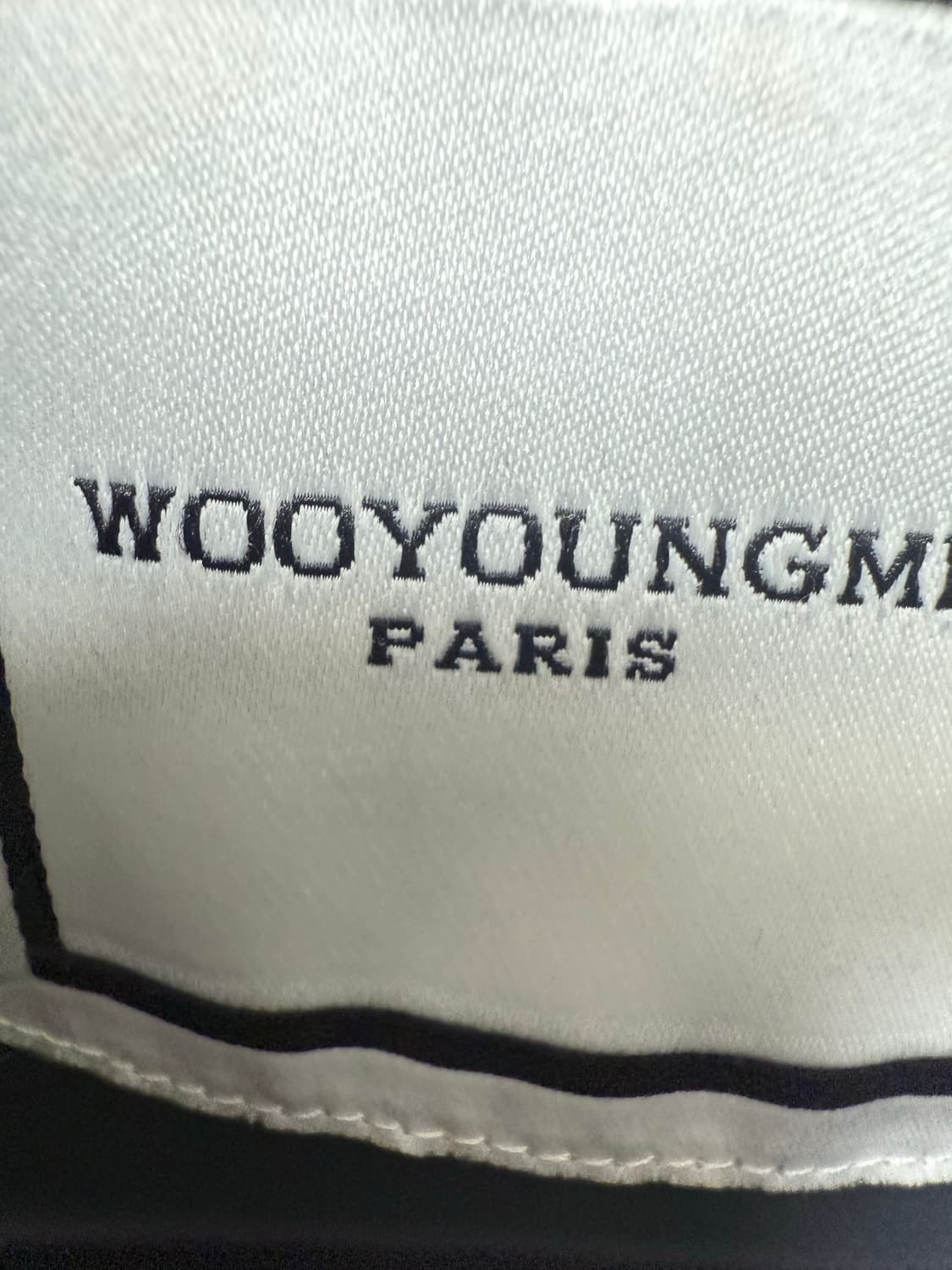 우영미 백로고 블랙셔츠 상품이미지3