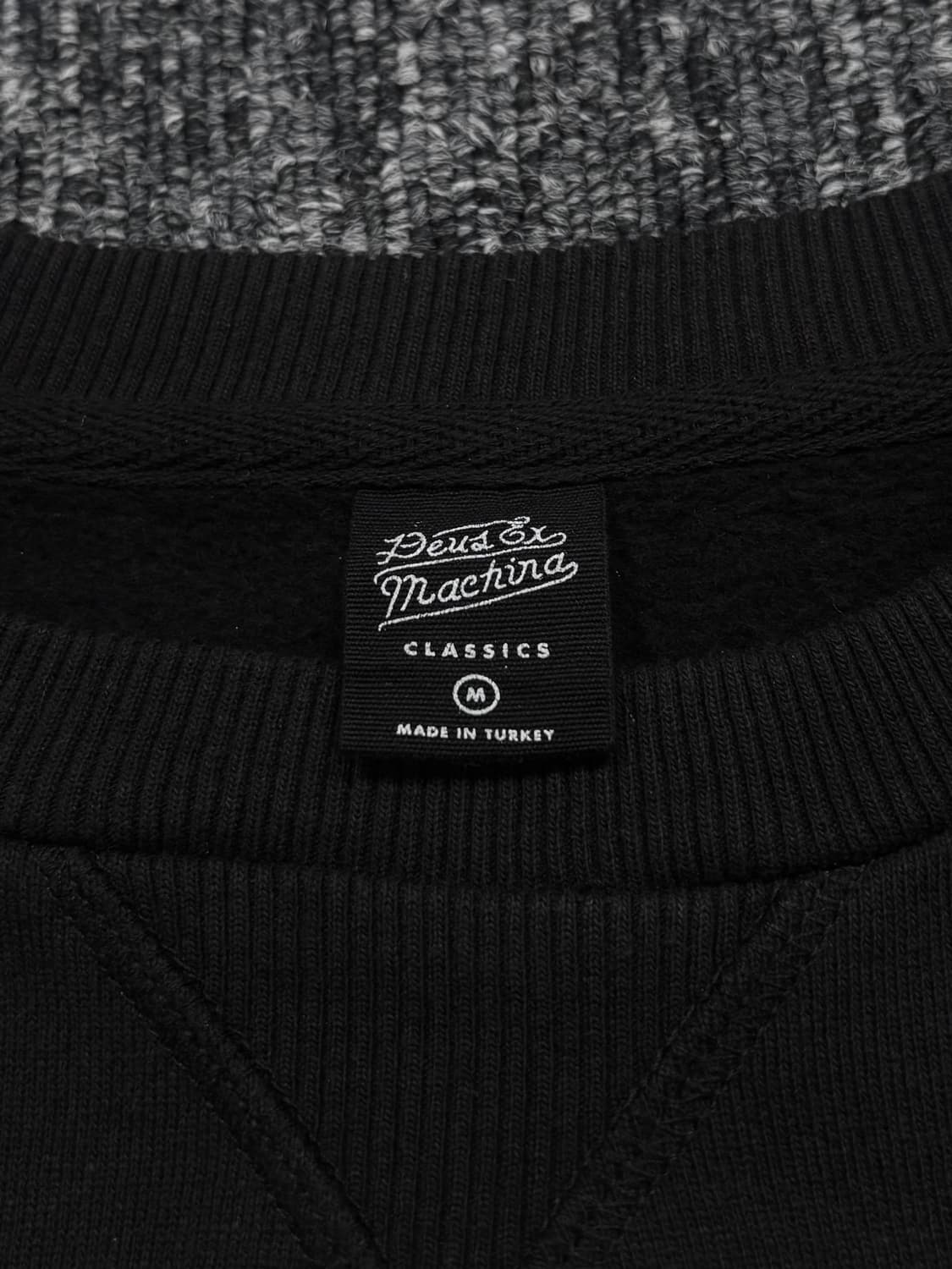 데우스 엑스 마키나 빅로고 블랙 맨투맨 상품이미지5