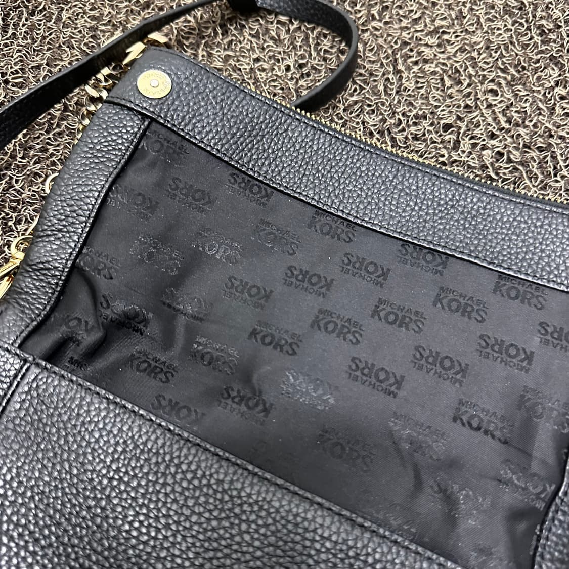 마이클코어스 여성 크로스백 가죽 가방 블랙 상품이미지8