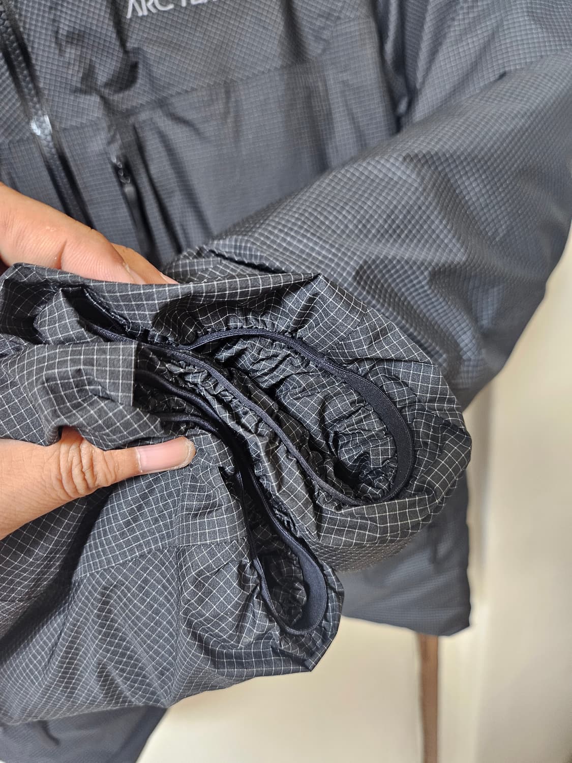 아크테릭스 알파 라이트 웨이트 패딩 블랙 L 상품이미지2