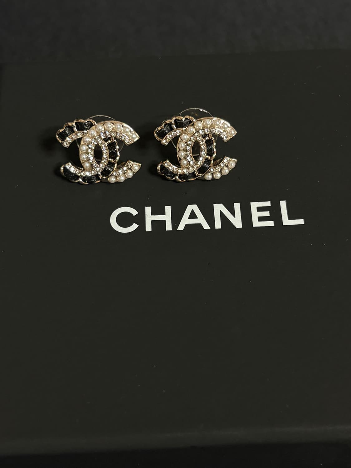 샤넬 정품 cc로고 업사이클링 레더 진주 귀걸이 상품이미지3
