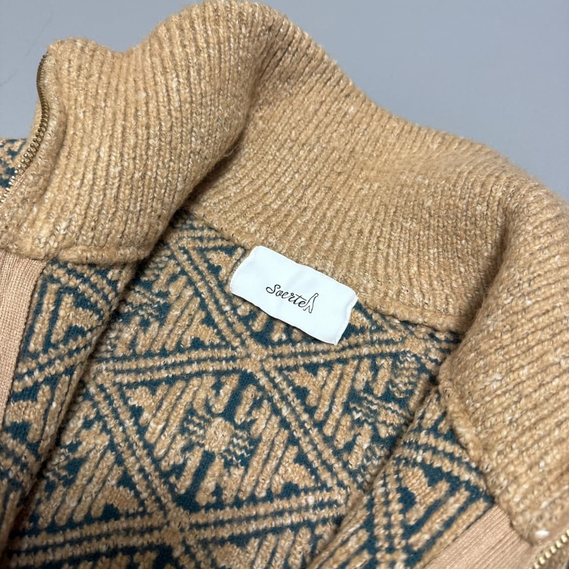 소어트(soerte) 22AW 베이지 자카드 하이넥 드라이버 니트 집업 상품이미지3