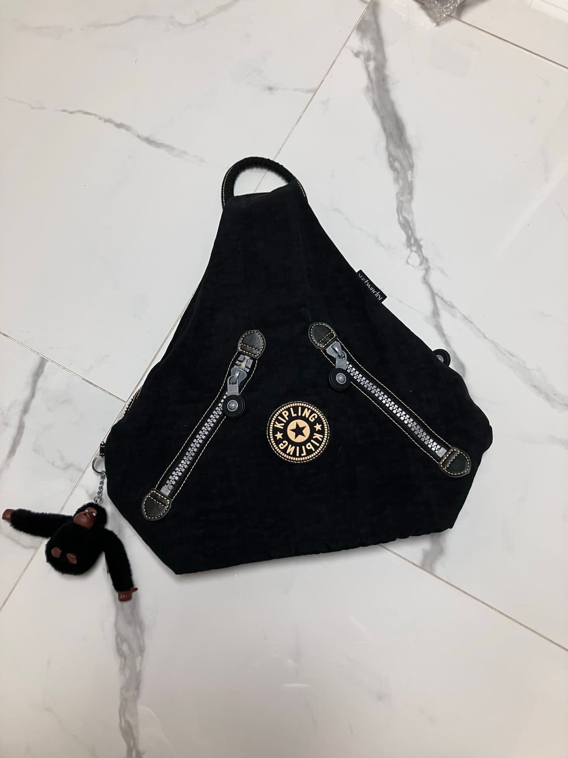 y2k 키플링 슬링백 블랙 + 고릴라 키링 상품이미지1