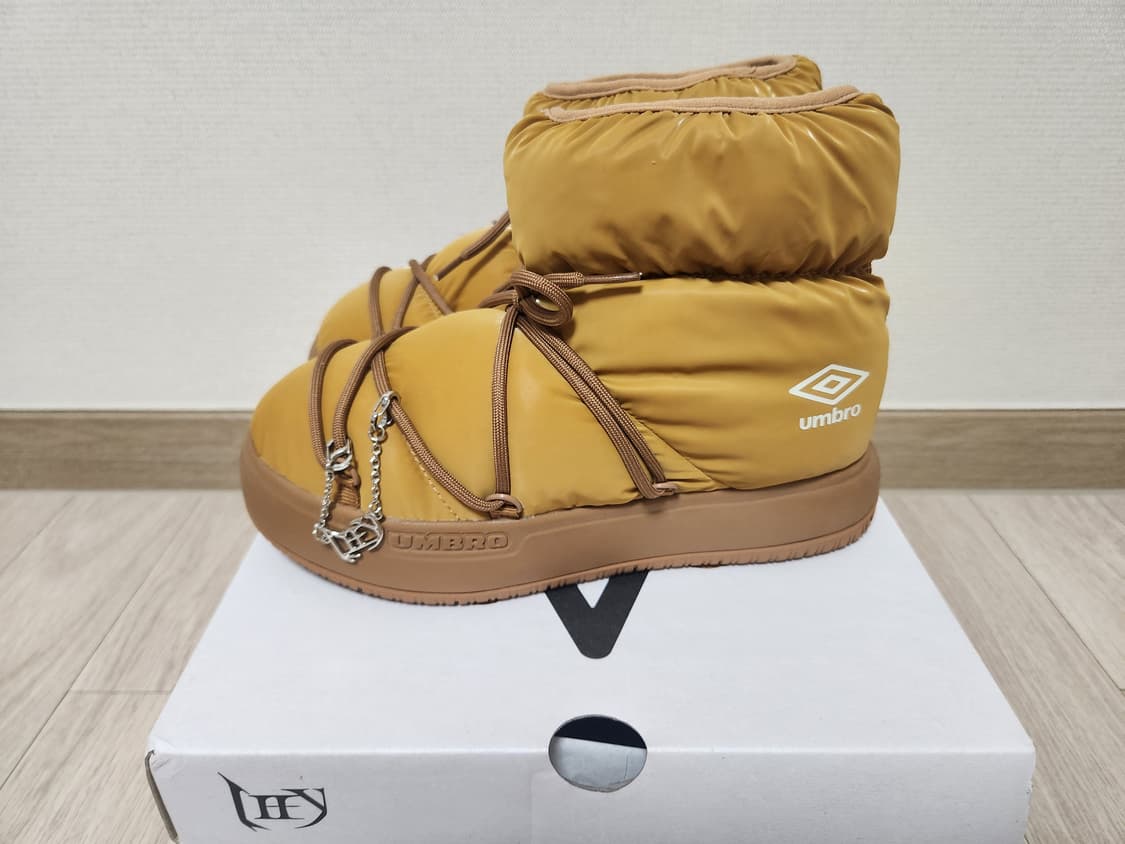 (새상품)엄브로 LEEY 콜라보 패딩부츠 240사이즈 상품이미지4