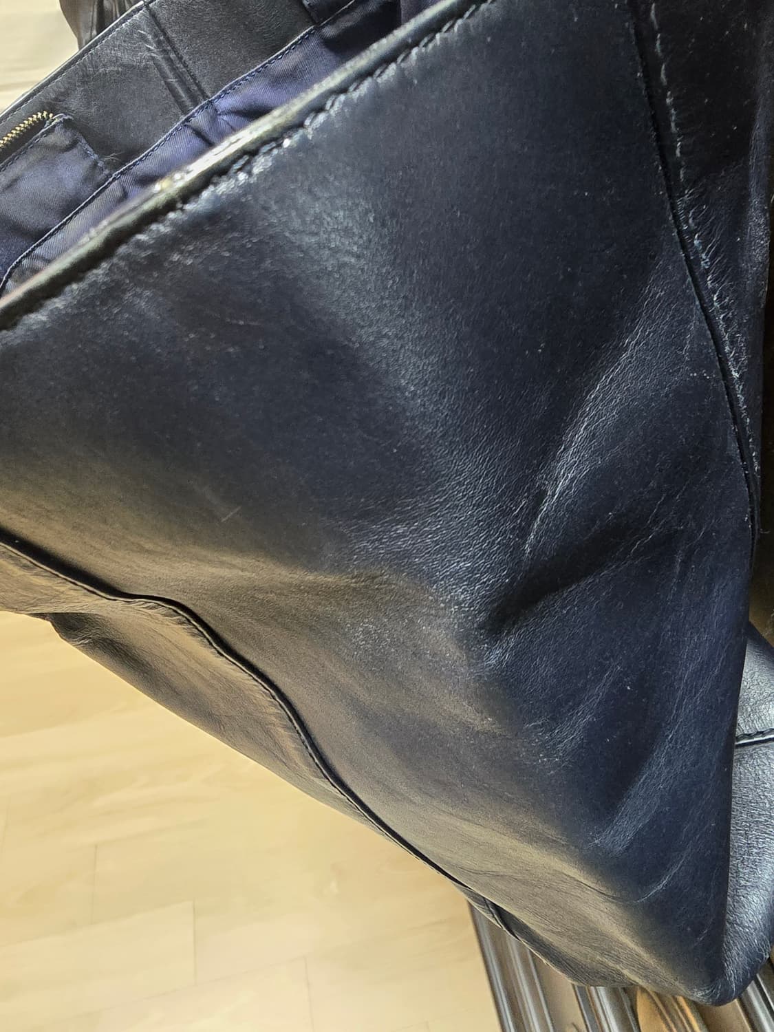 유나이티드 애로우즈 그린라벨릴액싱 다크네이비 기죽  토트백입니다. 상품이미지3