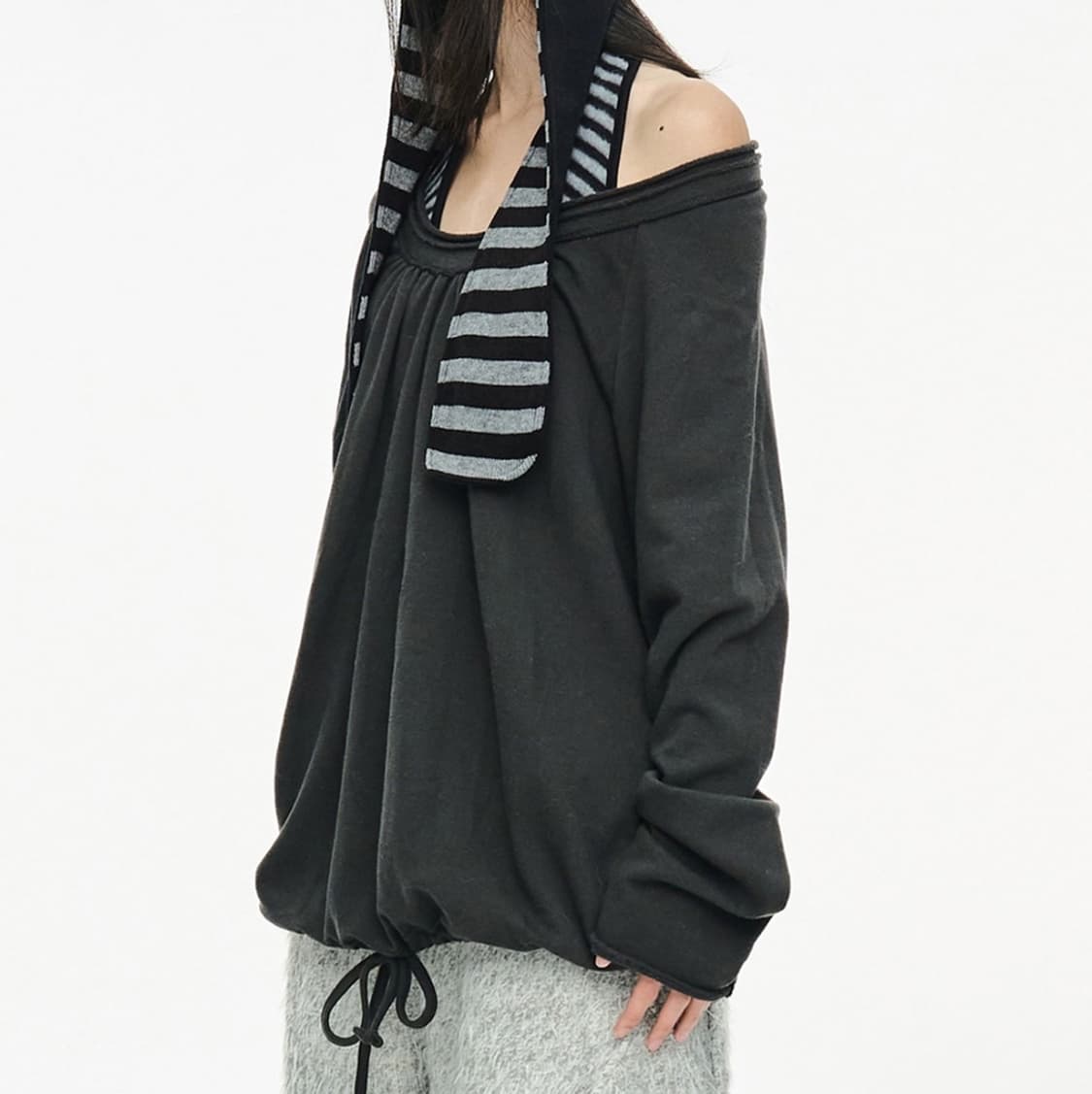 세릭 라운드 햄 스트링 탑 차콜 오프숄더 라운드 긴팔 티셔츠 상품이미지2