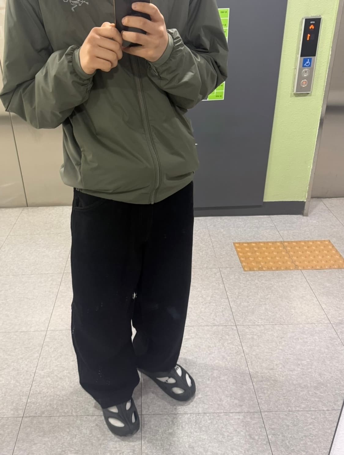 유니클로U 와이드핏 컬러진 블랙 상품이미지7