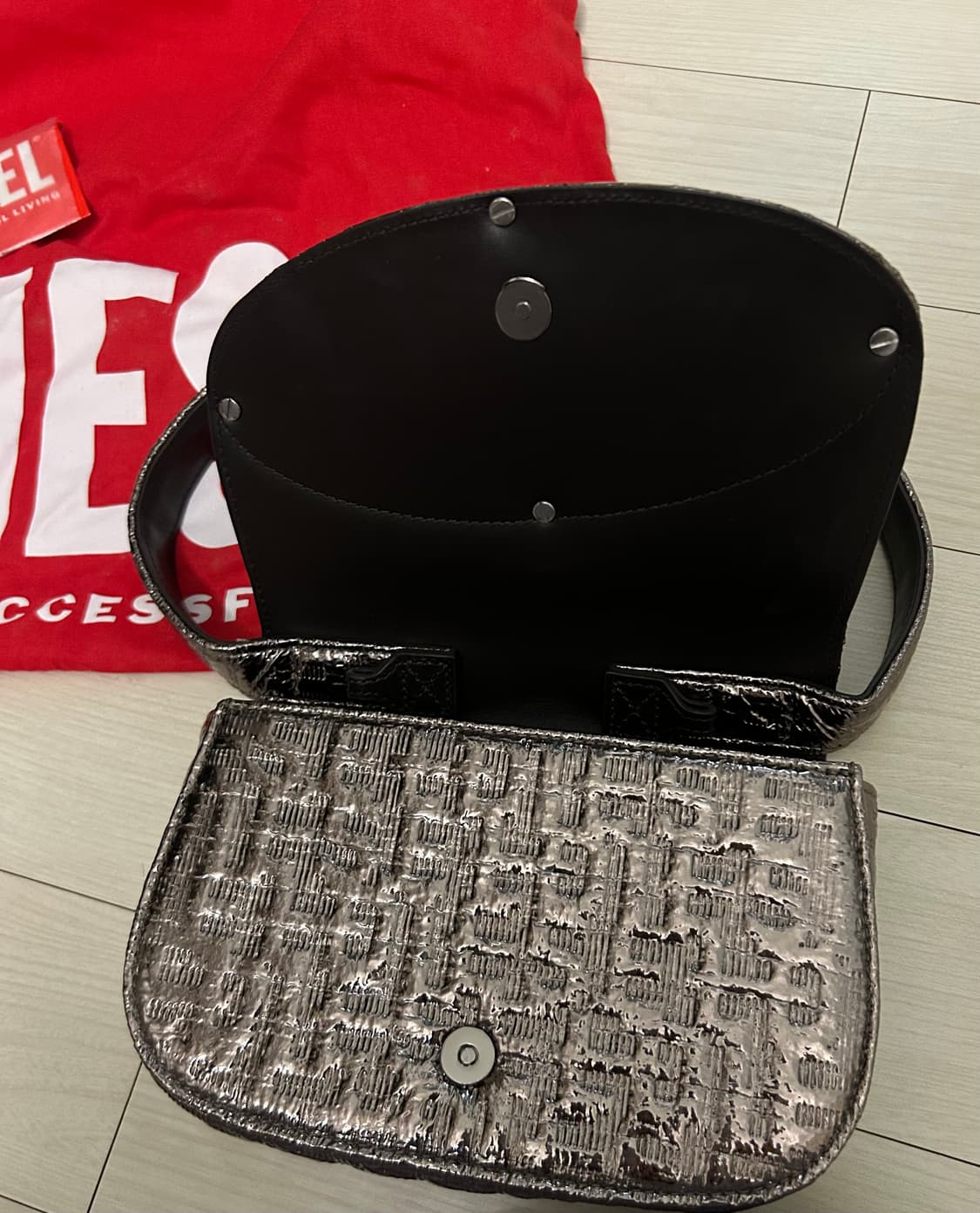 디젤 1DR 메탈릭 이펙트 숄더백  상품이미지4