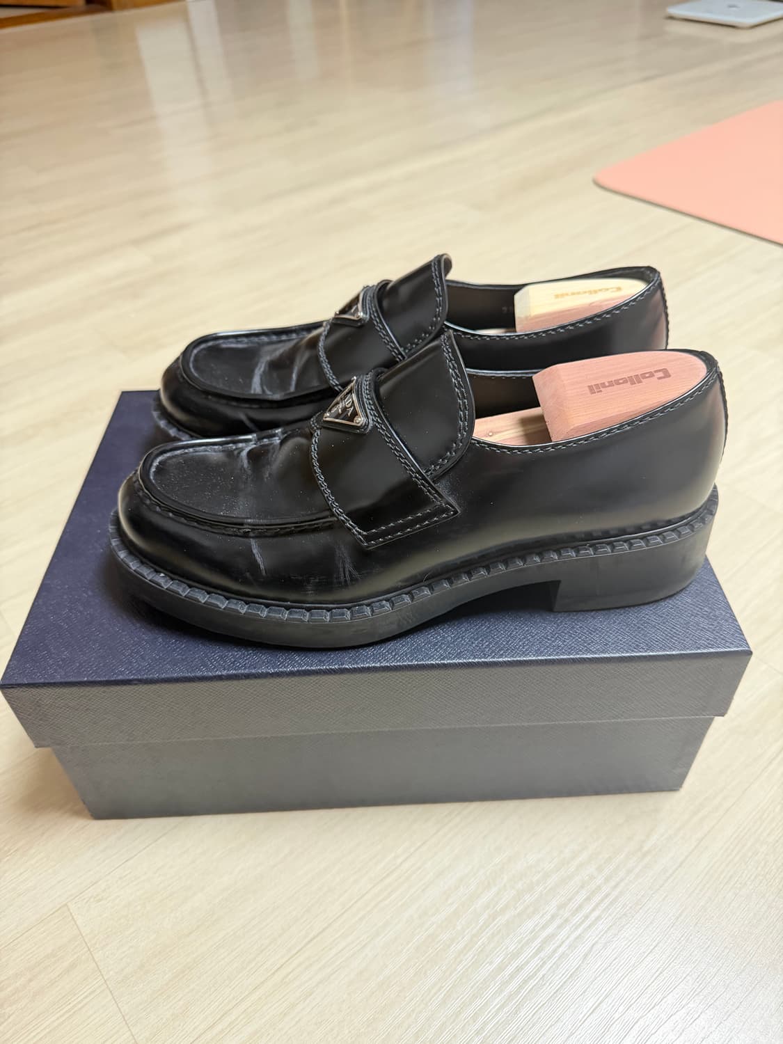 프라다 남성 브러시드 가죽 로퍼 블랙 8 (270) 상품이미지2