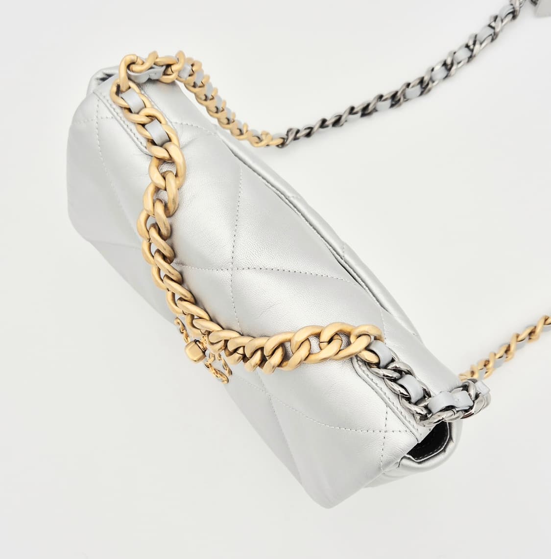샤넬 19 미듐 실버 플랩 금장 체인 숄더백 상품이미지7