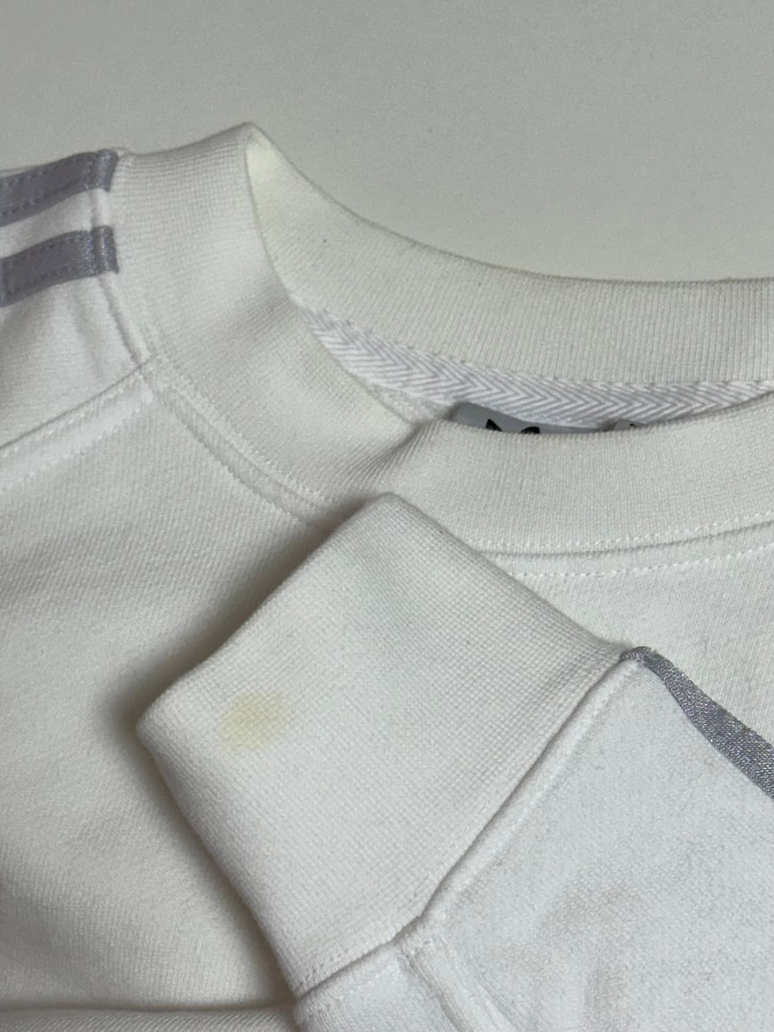 아디다스 크롭 맨투맨 스웨트셔츠 화이트 HF7531 상품이미지4