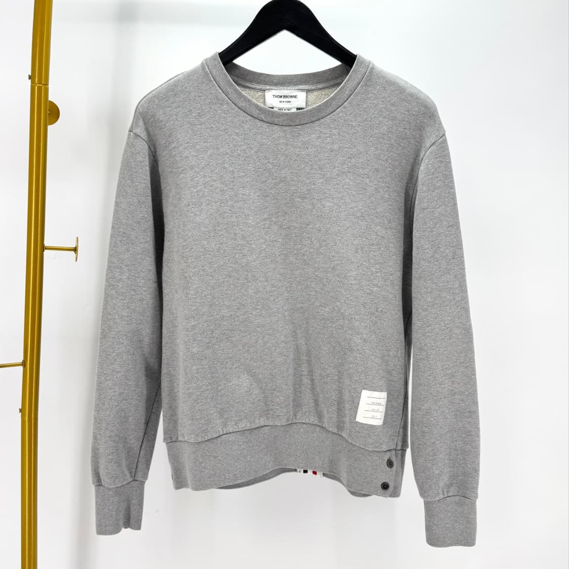 [2사이즈] 톰브라운 백삼선 맨투맨 그레이 (MJT085A) 상품이미지4