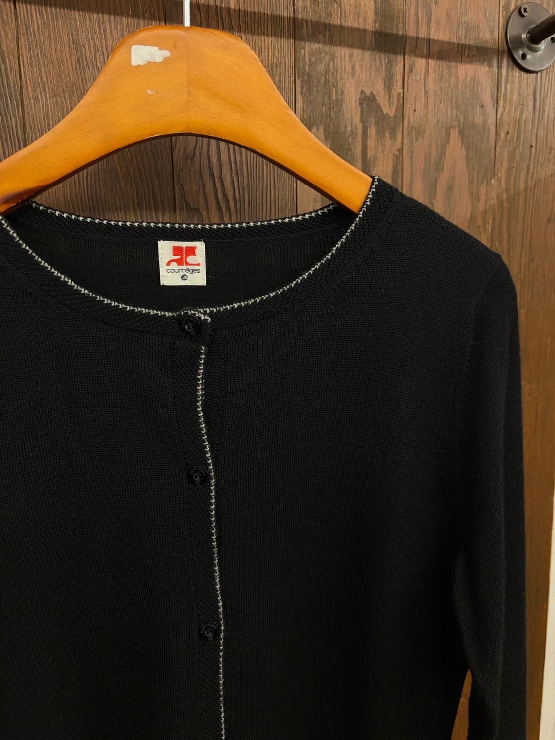 꾸레쥬 정품 블랙 배색 로고가디건 상품이미지3