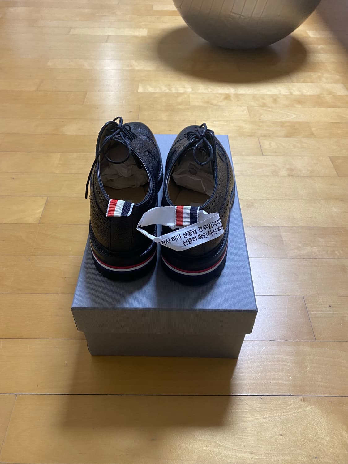 톰브라운 19fw 삼선 윙팁 상품이미지3