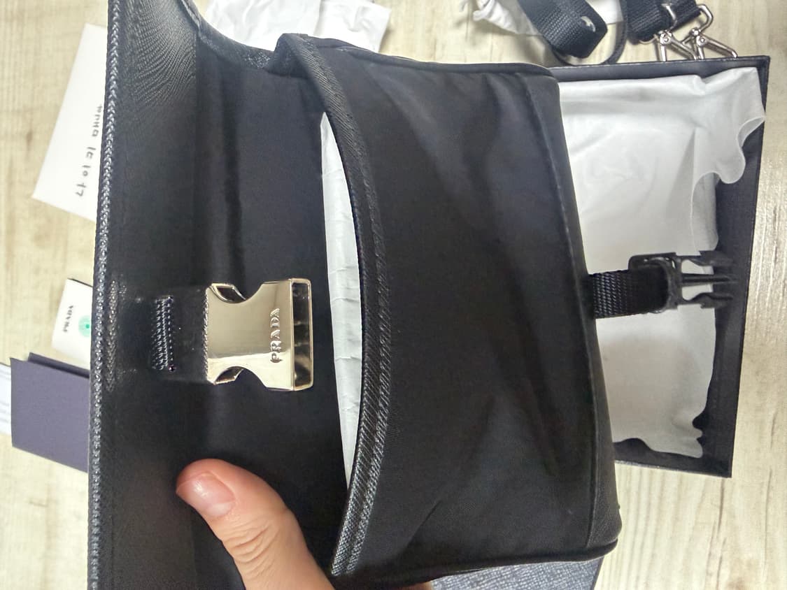 프라다 리나일론 앤 사피아노 레더 스마트폰 케이스 블랙 상품이미지4