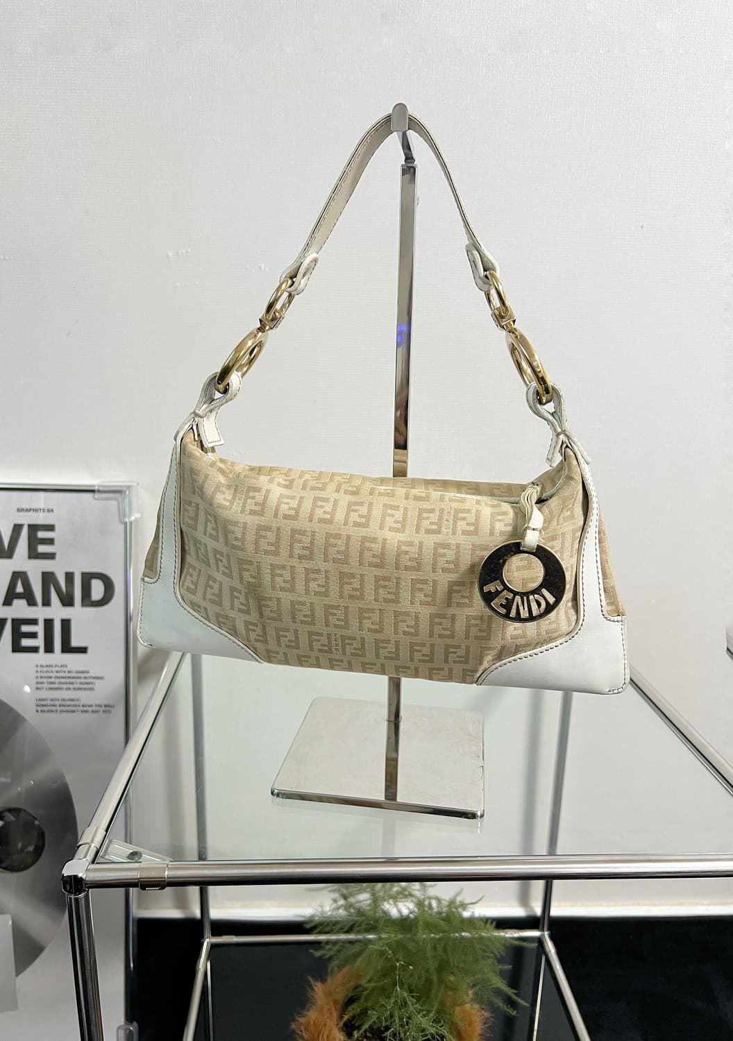 펜디 FF 주카 캔버스 숄더백 상품이미지2