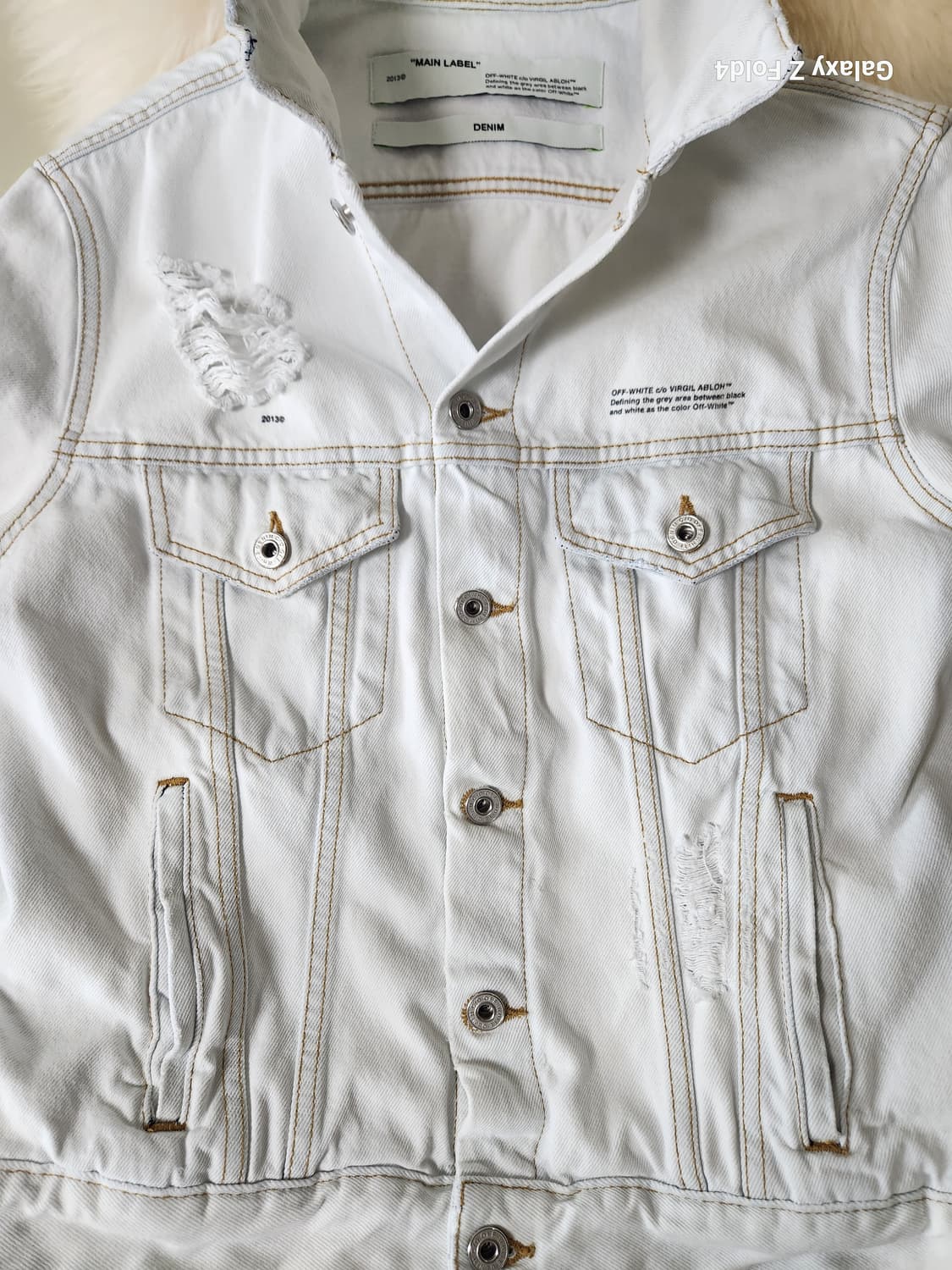 오프화이트 화이트 한정판 데님 자켓 BTS진착용 판매합니다. 상품이미지4