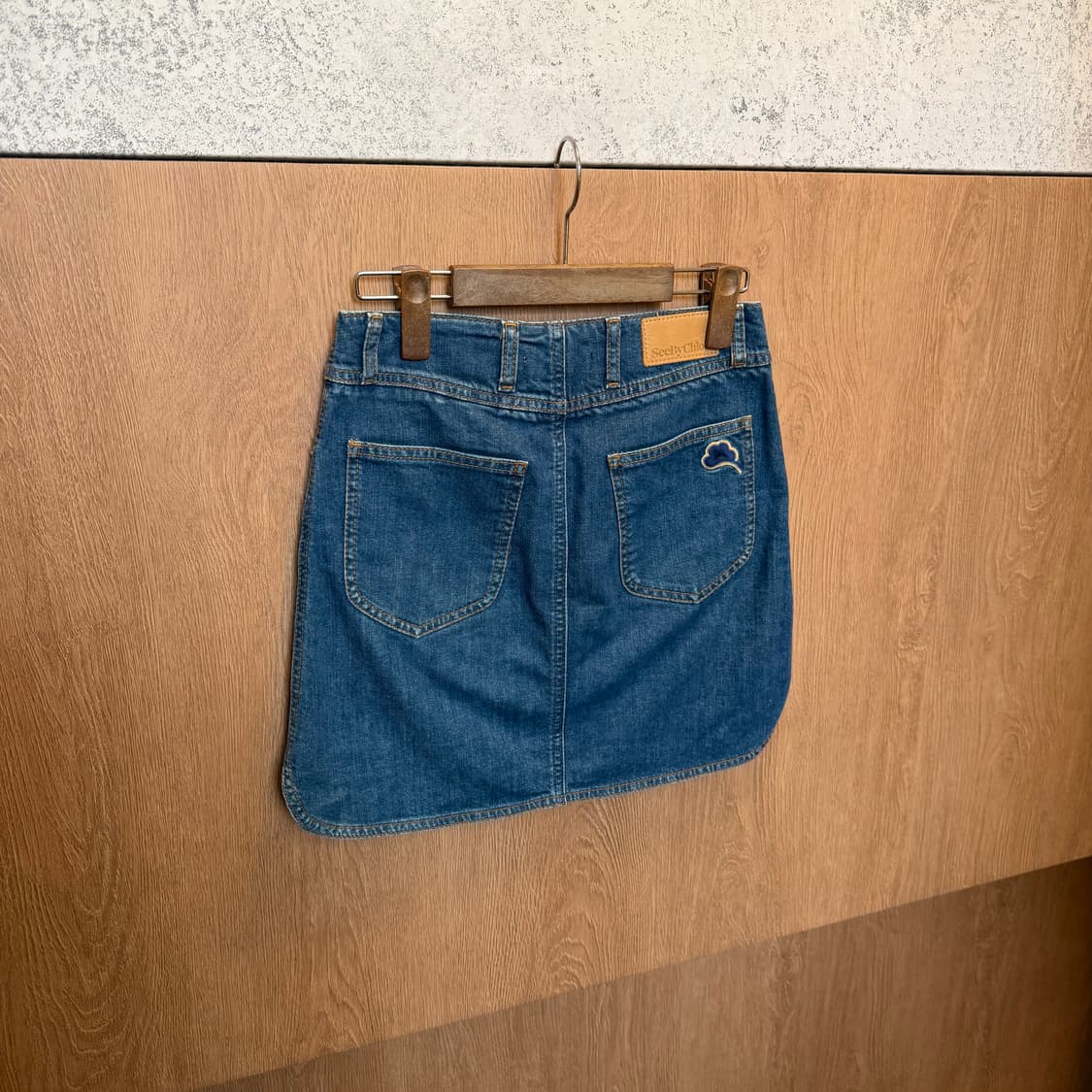 씨 바이 끌로에 데님 미니 스커트 백 로고 패치 디테일 중청 상품이미지4