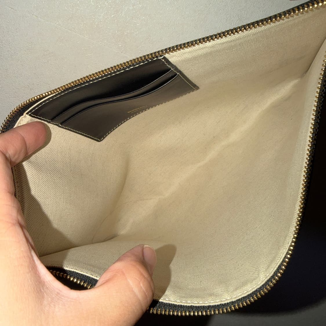 버버리 로고 패턴 클러치백 상품이미지7